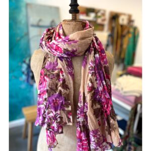 Zandkleurige zomer sjaal van katoen met paars roze bloemen