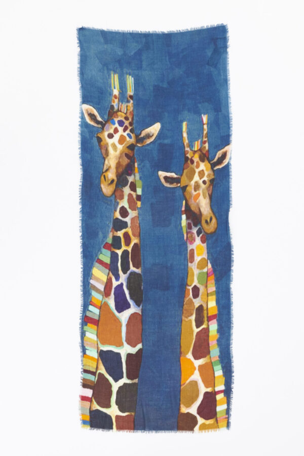 Blauwe shawl van zachte wol met giraffen 