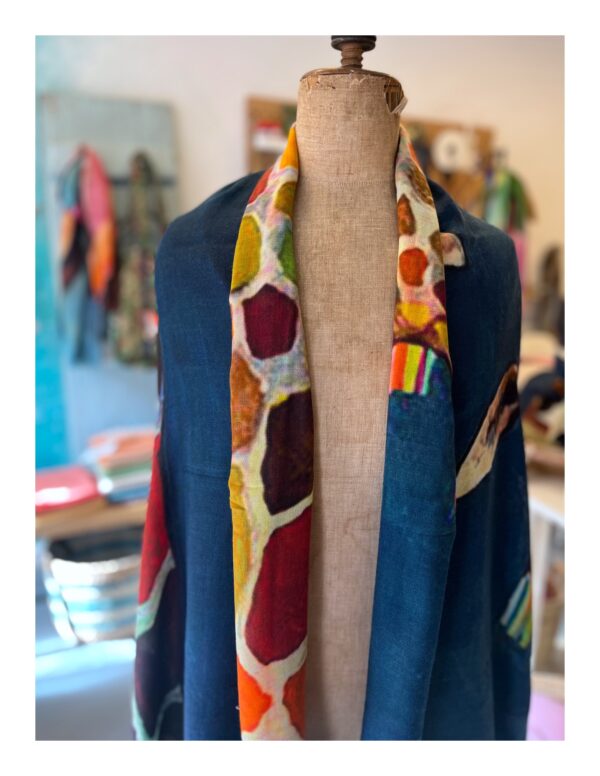 Blauwe shawl van wol en zijde met giraffen