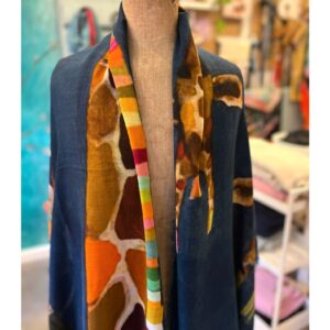 Blauwe shawl van zachte wol met giraffen 