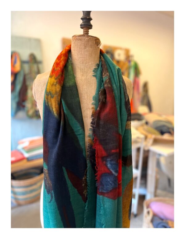 Groene shawl van zachte wol met vogels