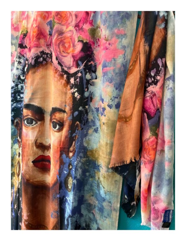 all season Otracosa shawl met Frida Kahlo