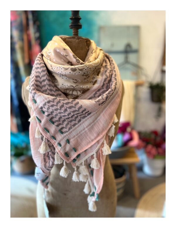 Zalm roze bohemian shawl van Moment Amsterdam