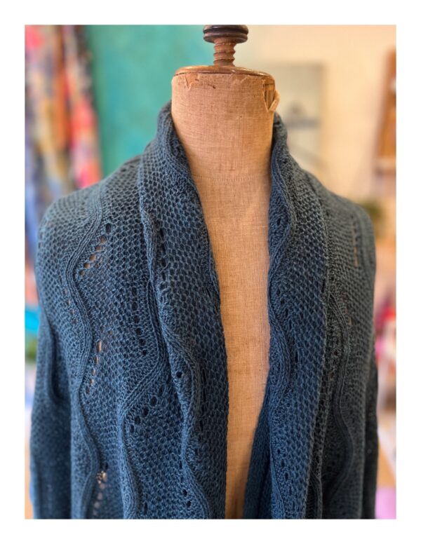 Petrol blauwe gebreide shawl en omslagdoek