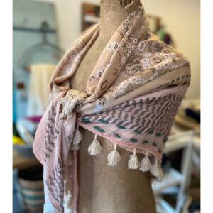 Zalm roze bohemian shawl van Moment Amsterdam