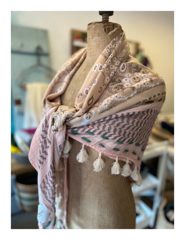 Zalm roze bohemian shawl van Moment Amsterdam