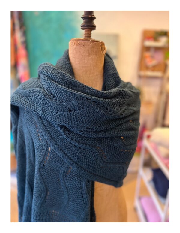 Petrol blauwe gebreide shawl en omslagdoek