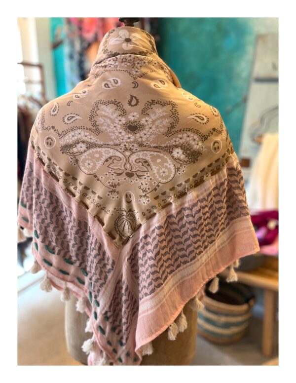 Zalm roze bohemian shawl van Moment Amsterdam