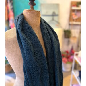 Petrol blauwe gebreide shawl en omslagdoek