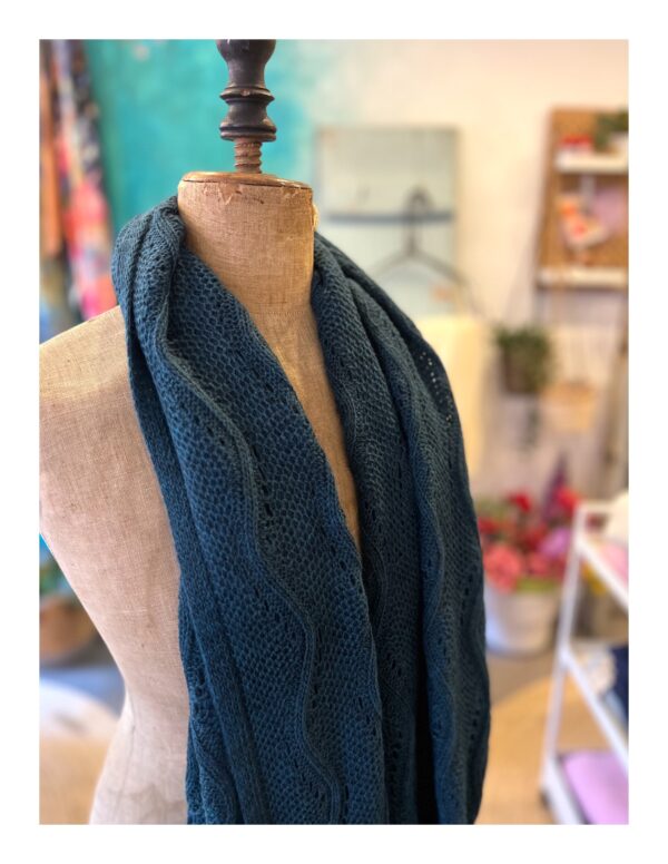 Petrol blauwe gebreide shawl en omslagdoek