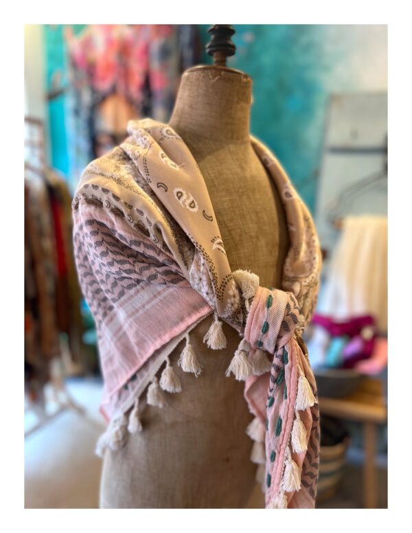 Zalm roze bohemian shawl van Moment Amsterdam