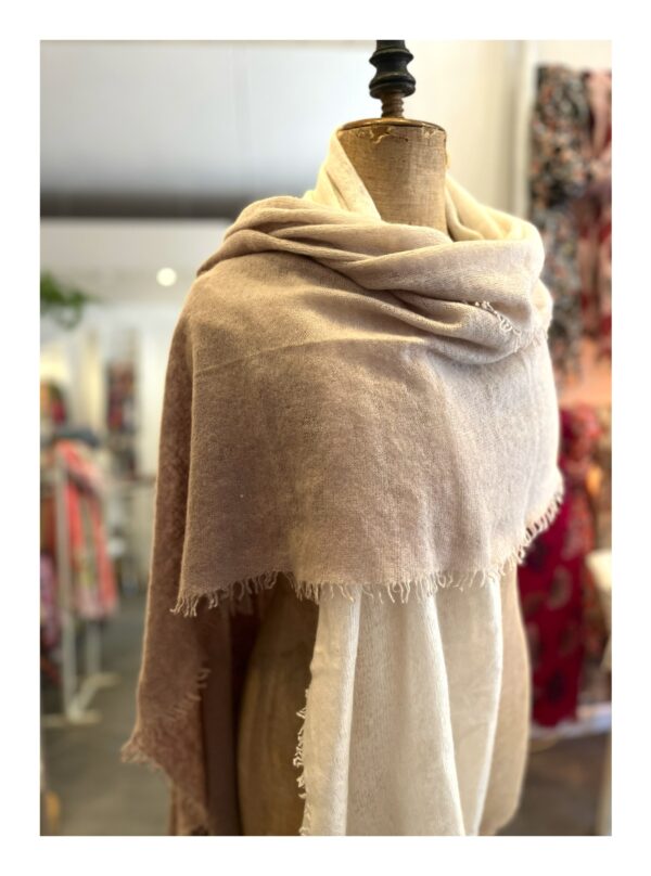 beige Moment Amsterdam sjaal van cashmere