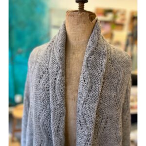 Licht grijze gebreide basic shawl en omslagdoek