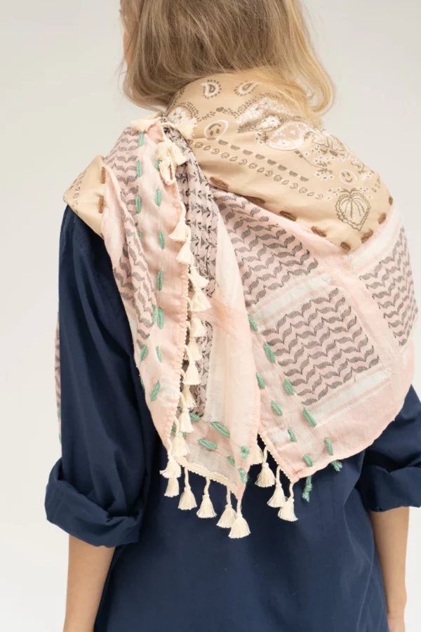 Zalm roze bohemian shawl van Moment Amsterdam