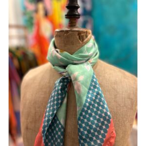 klein zijden sjaaltje in groen, blauw en oranje