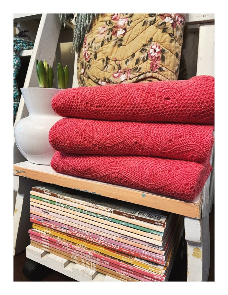 Ajour gebreide shawl in oranje rood