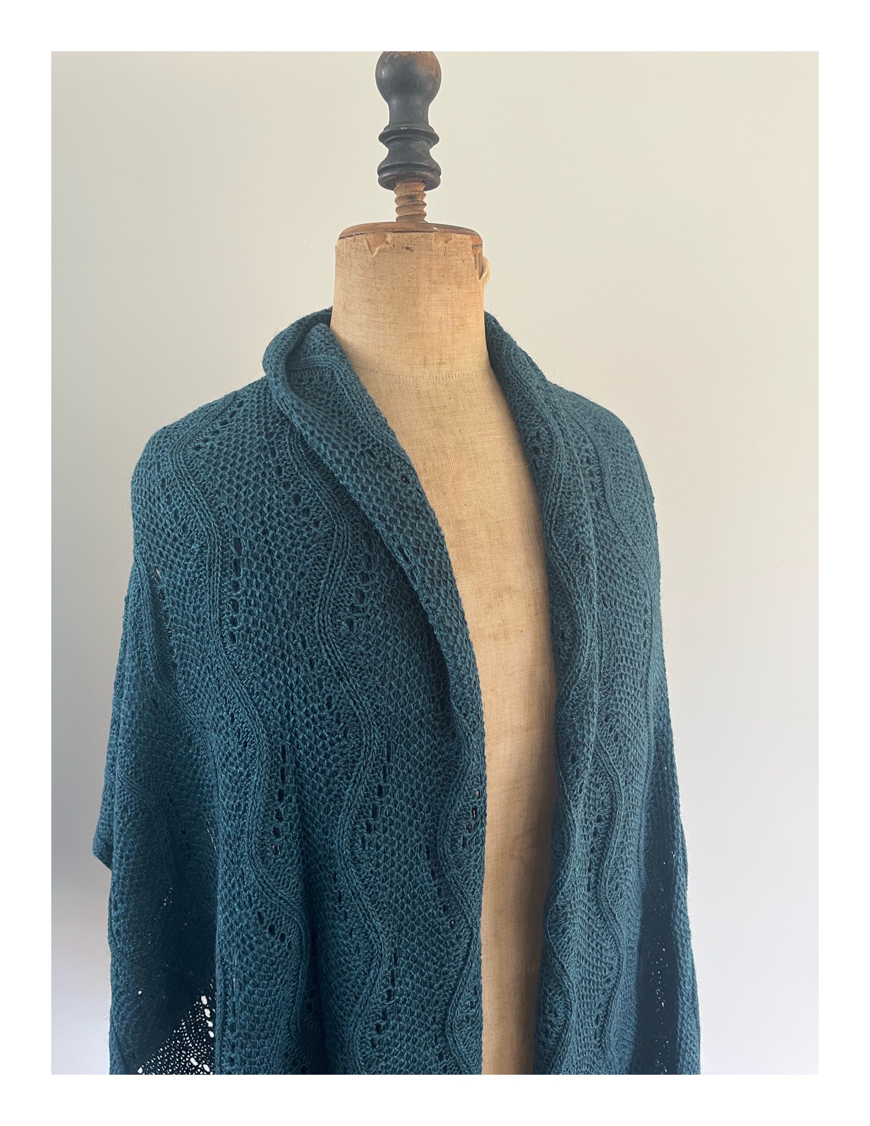 Petrol blauwe gebreide shawl en omslagdoek