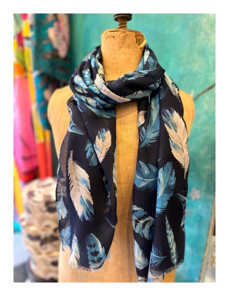 blauw sjaaltje met veren