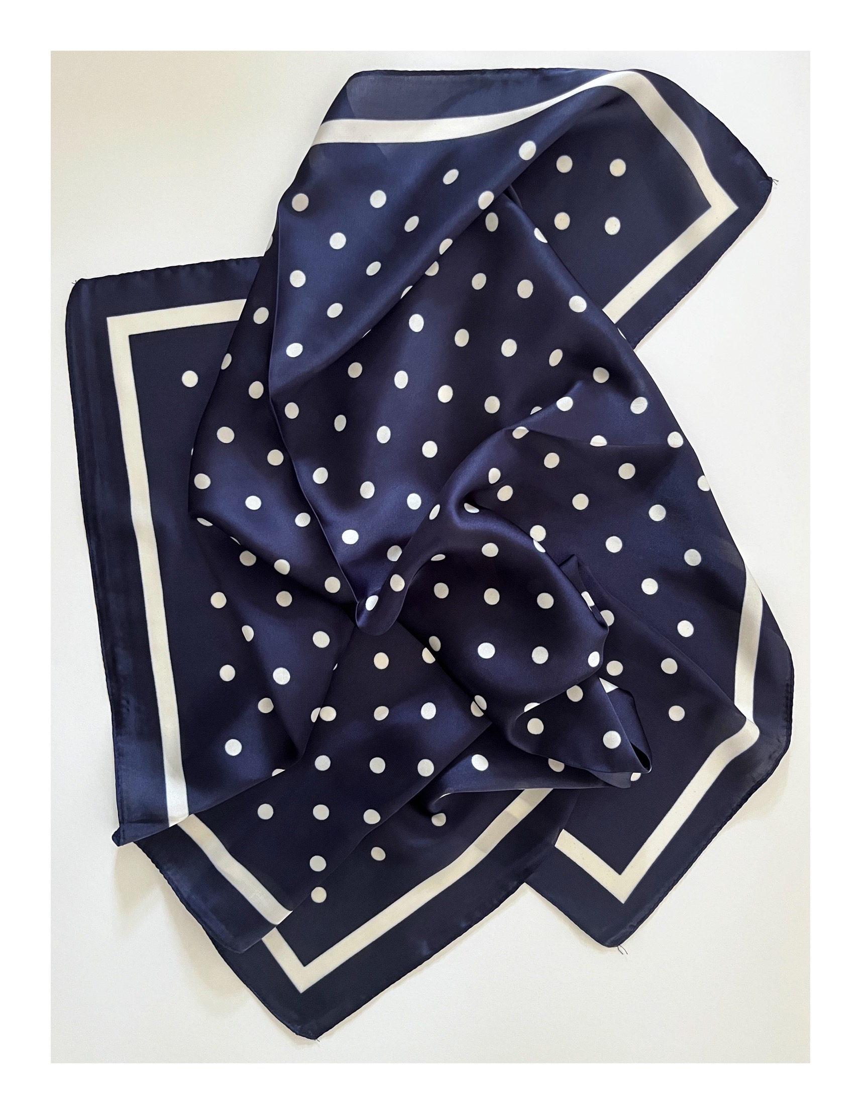 Klein blauw sjaaltje met stippen