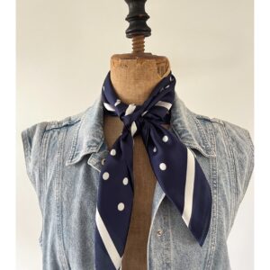 Klein blauw sjaaltje met stippen