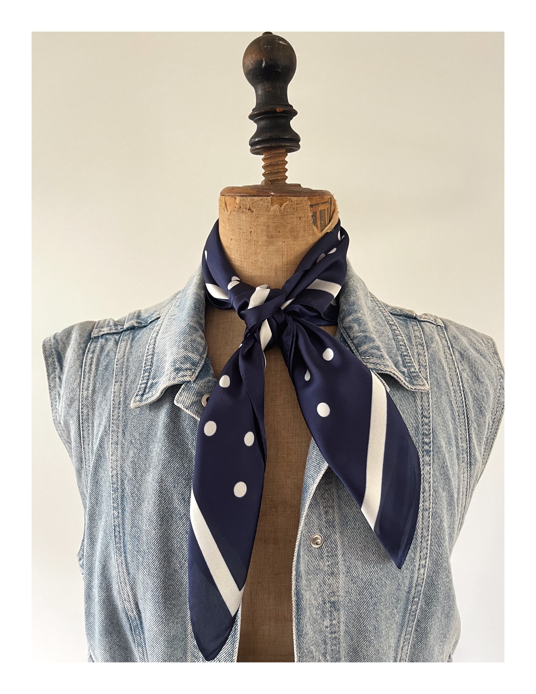 Klein blauw sjaaltje met stippen