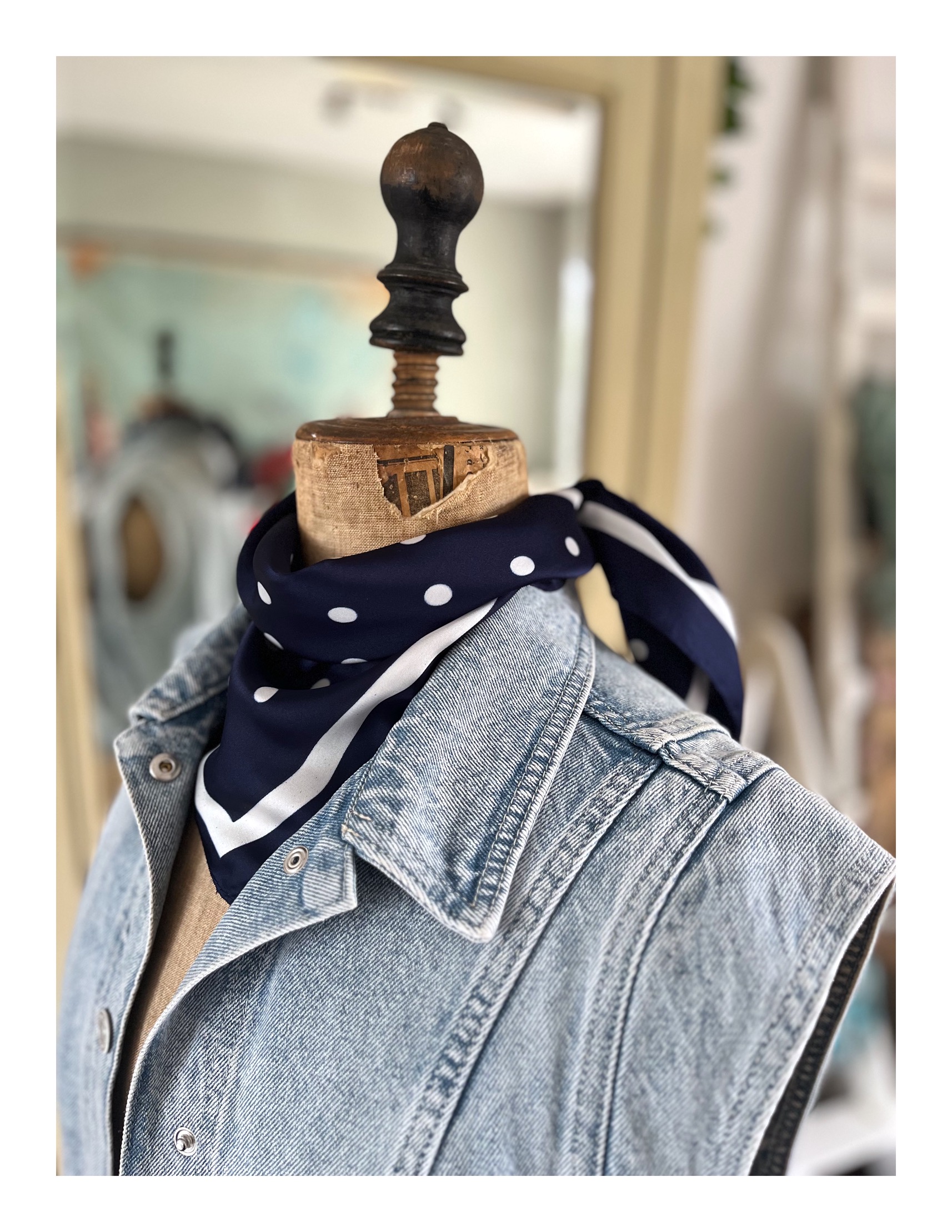 Klein blauw sjaaltje met stippen