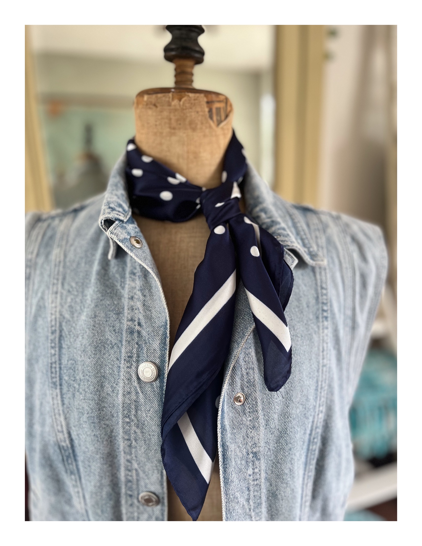 Klein blauw sjaaltje met stippen