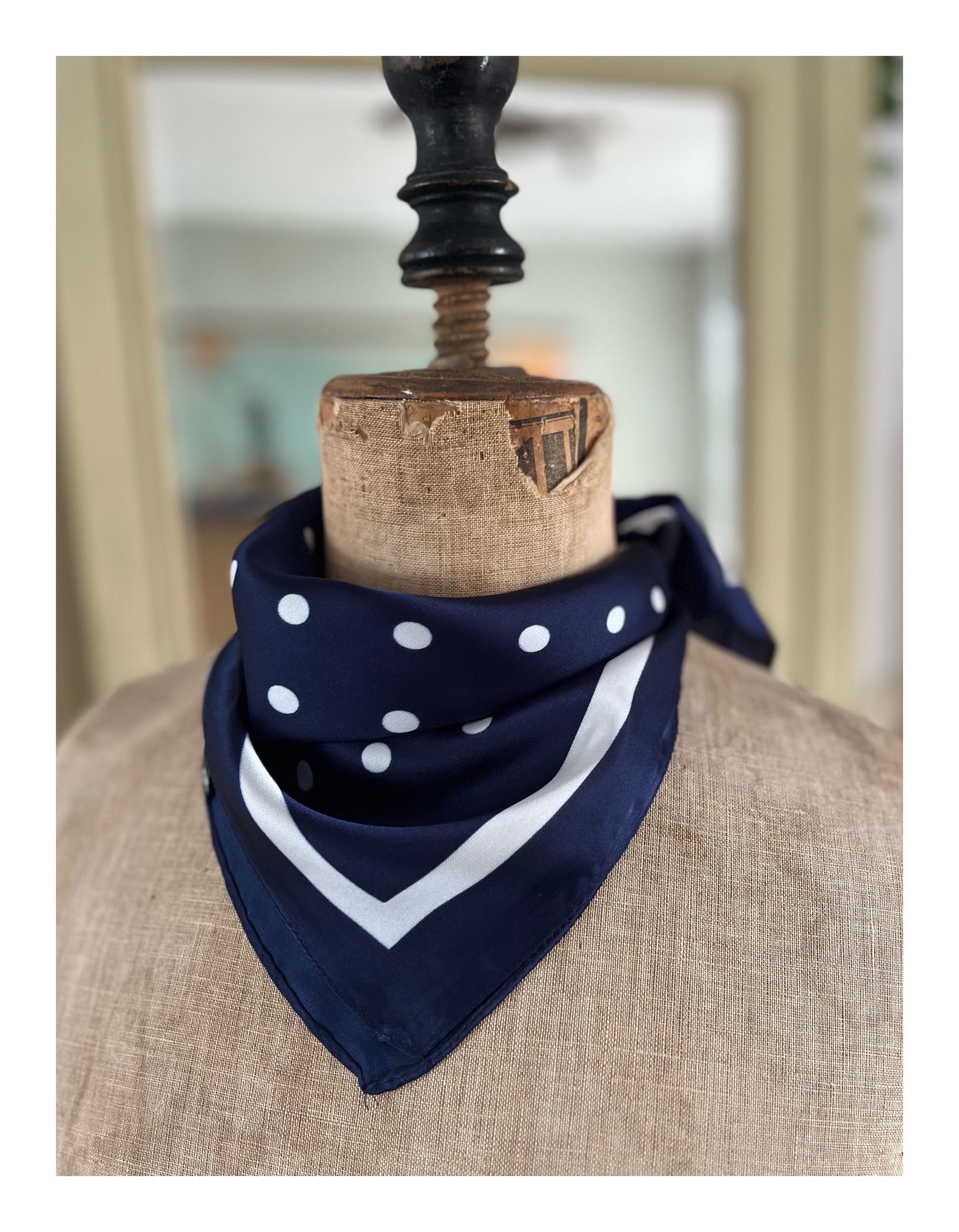 Klein blauw sjaaltje met stippen