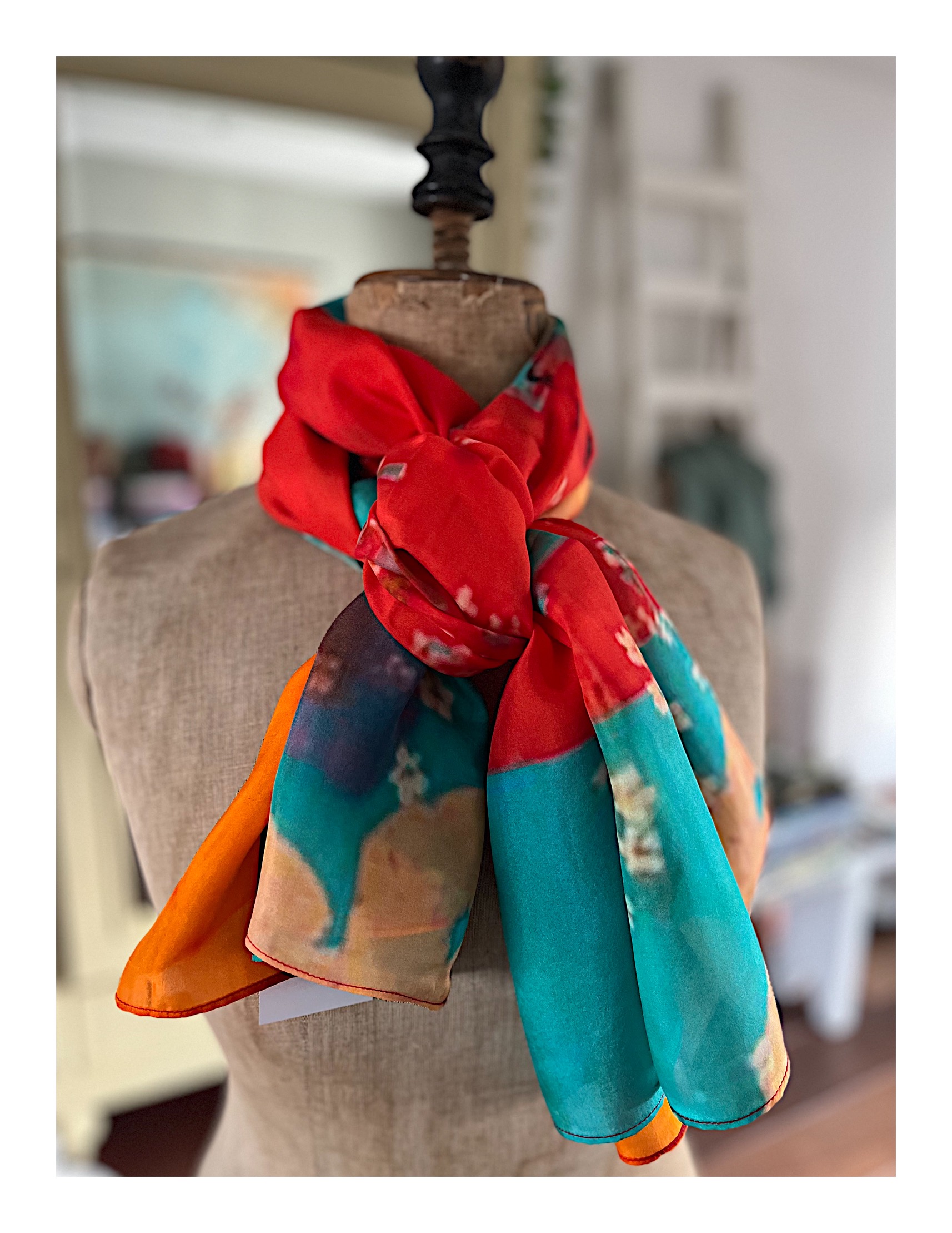 Rode zijden sjaal met turkoois blauw en geel