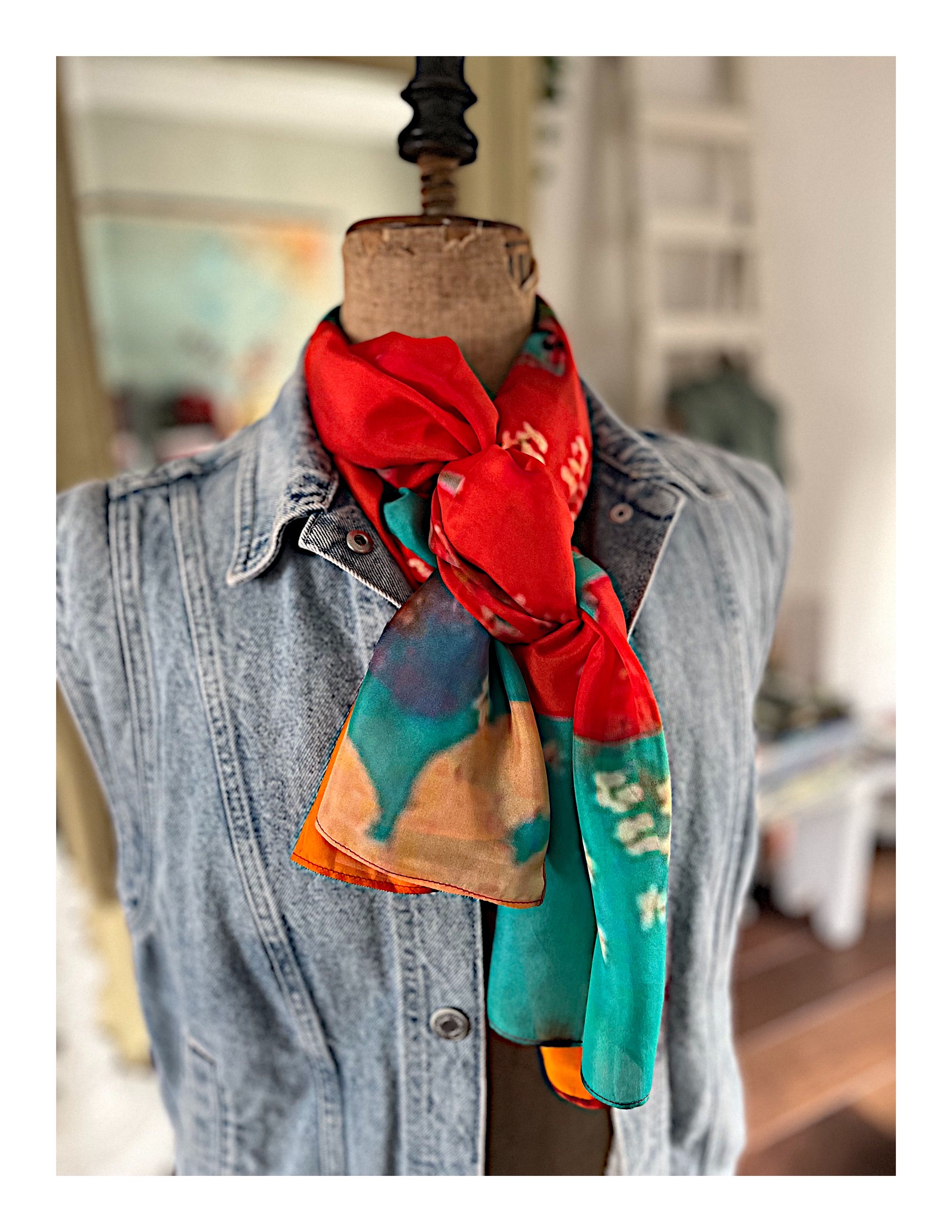 Rode zijden sjaal met turkoois blauw en geel