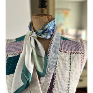 Klein crème kleurig sjaaltje in art style met blauwe irissen