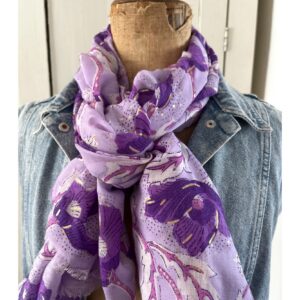 zomerse dames sjaal met gebloemd motief in lila paars en goud accent