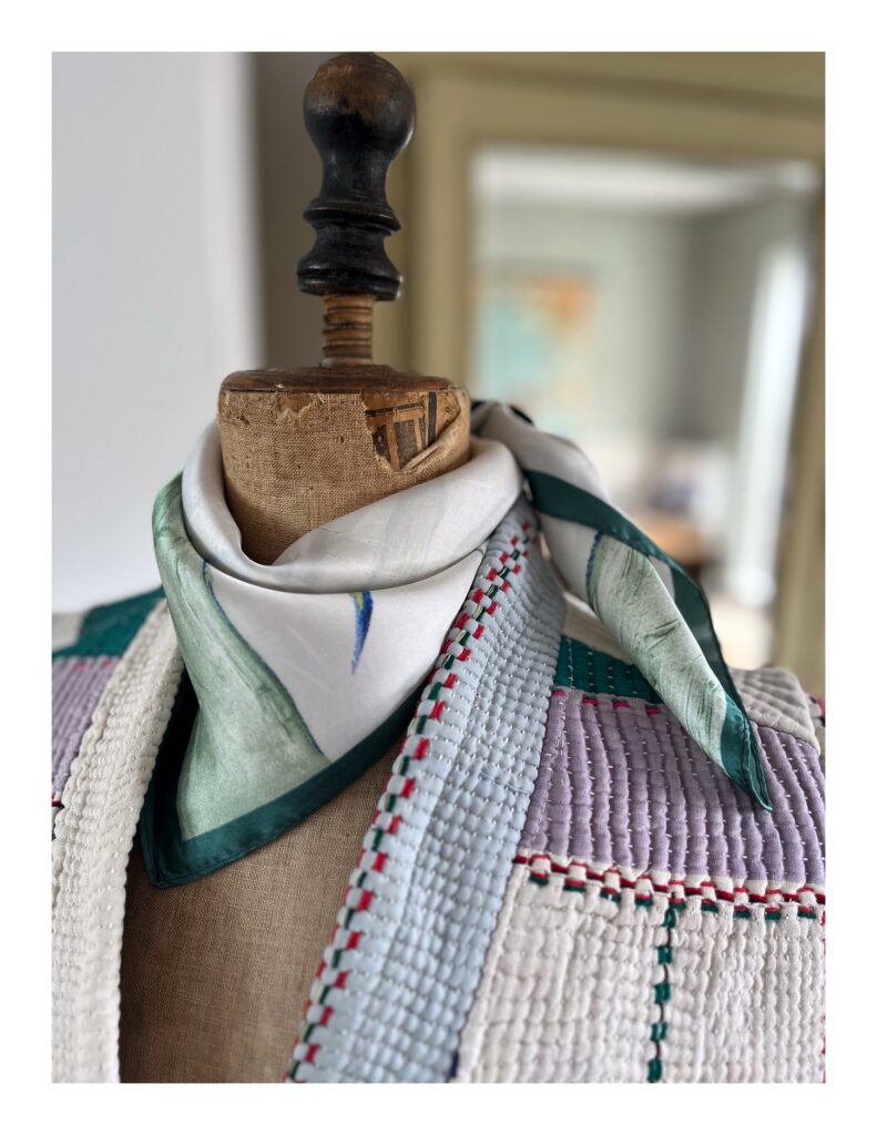 Klein crème kleurig sjaaltje in art style met blauwe irissen