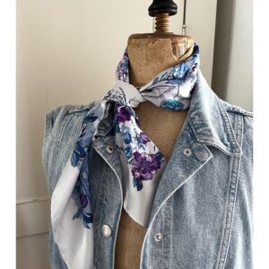 Klein zijden sjaaltje met bloem design in blauw