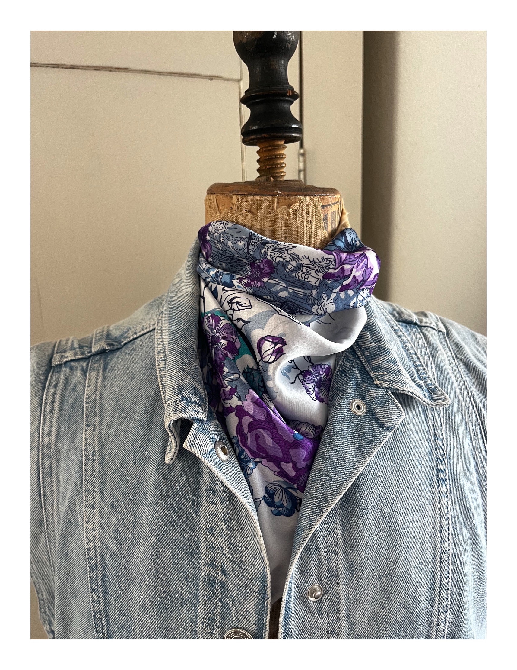 Klein zijden sjaaltje met bloem design in blauw