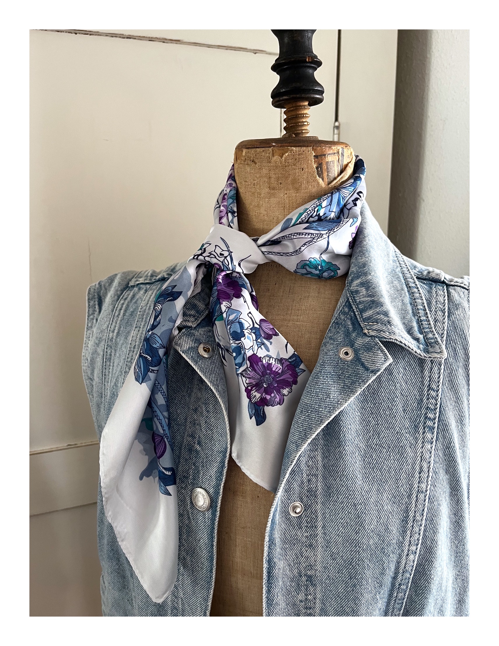 Klein zijden sjaaltje met bloem design in blauw