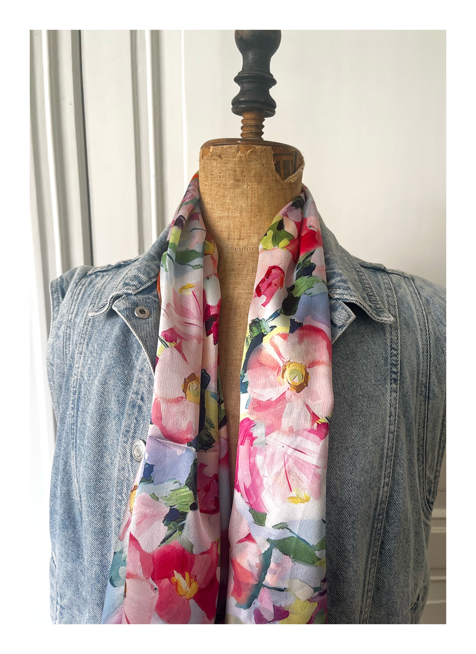 Zijdezachte damessjaal met roze bloemenmotief