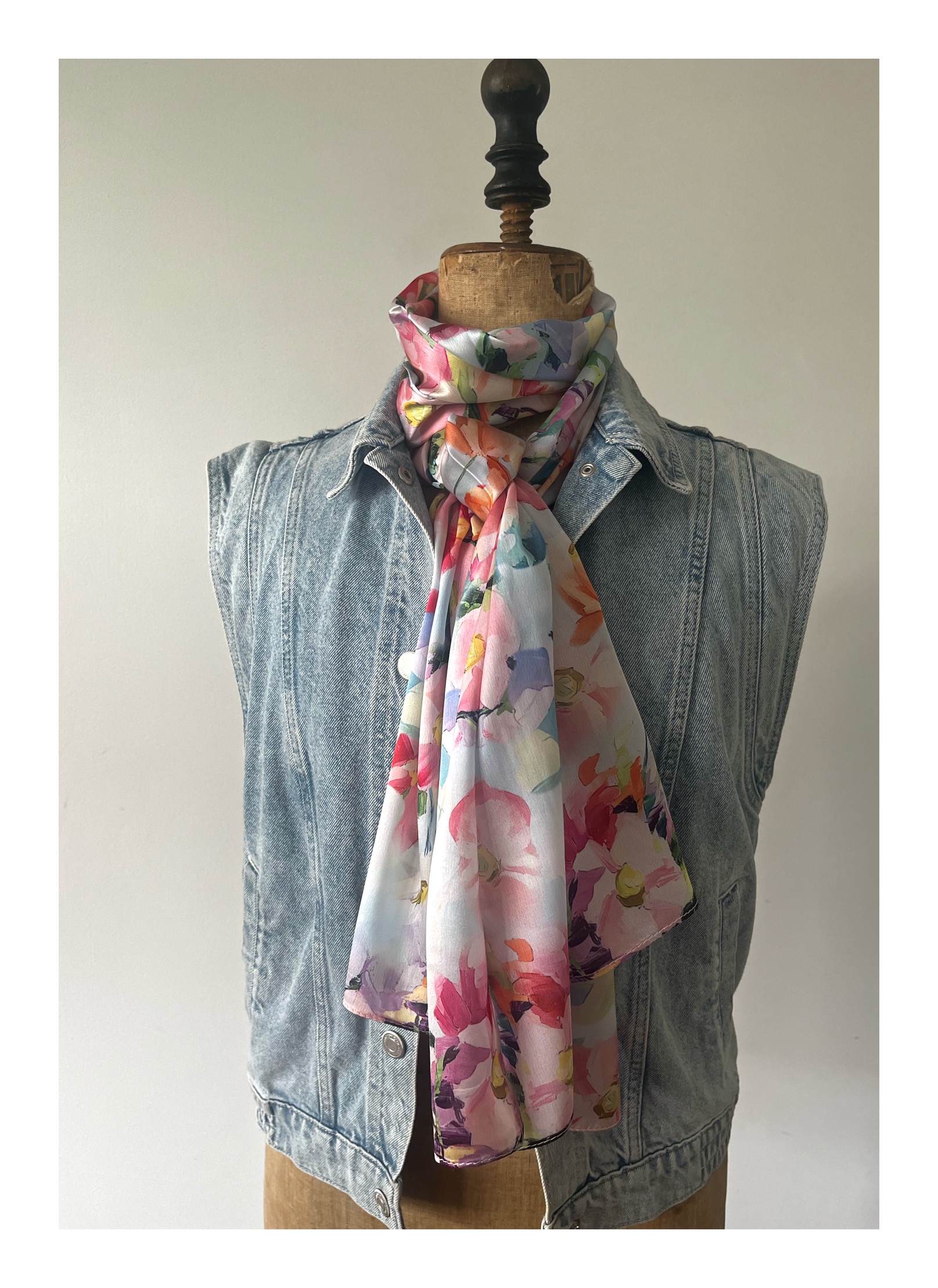 Zijdezachte damessjaal met roze bloemenmotief