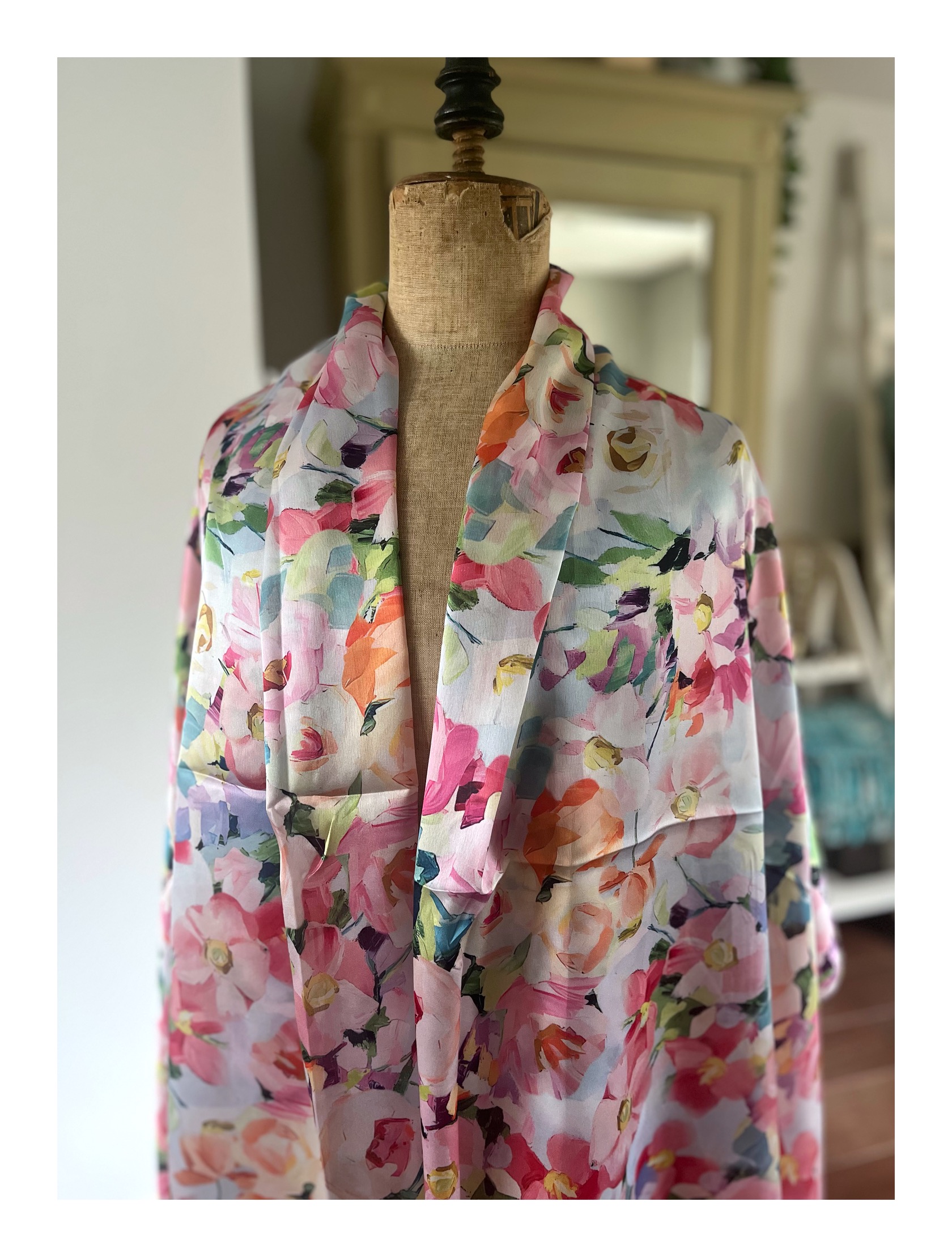 Zijdezachte damessjaal met roze bloemenmotief