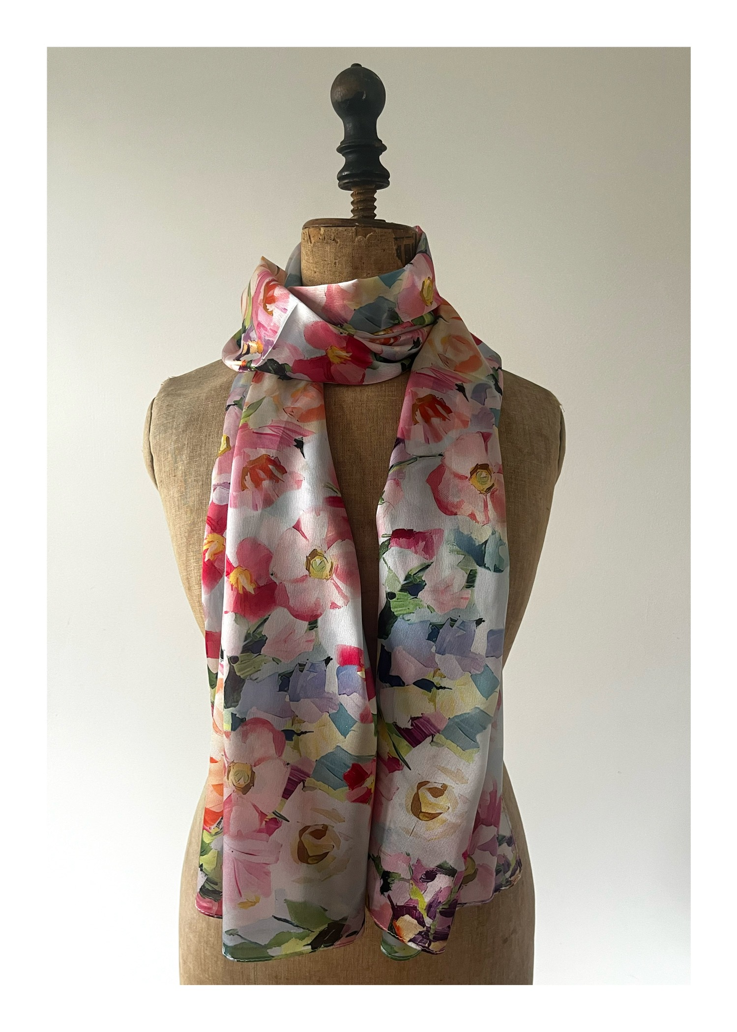 Zijdezachte damessjaal met roze bloemenmotief