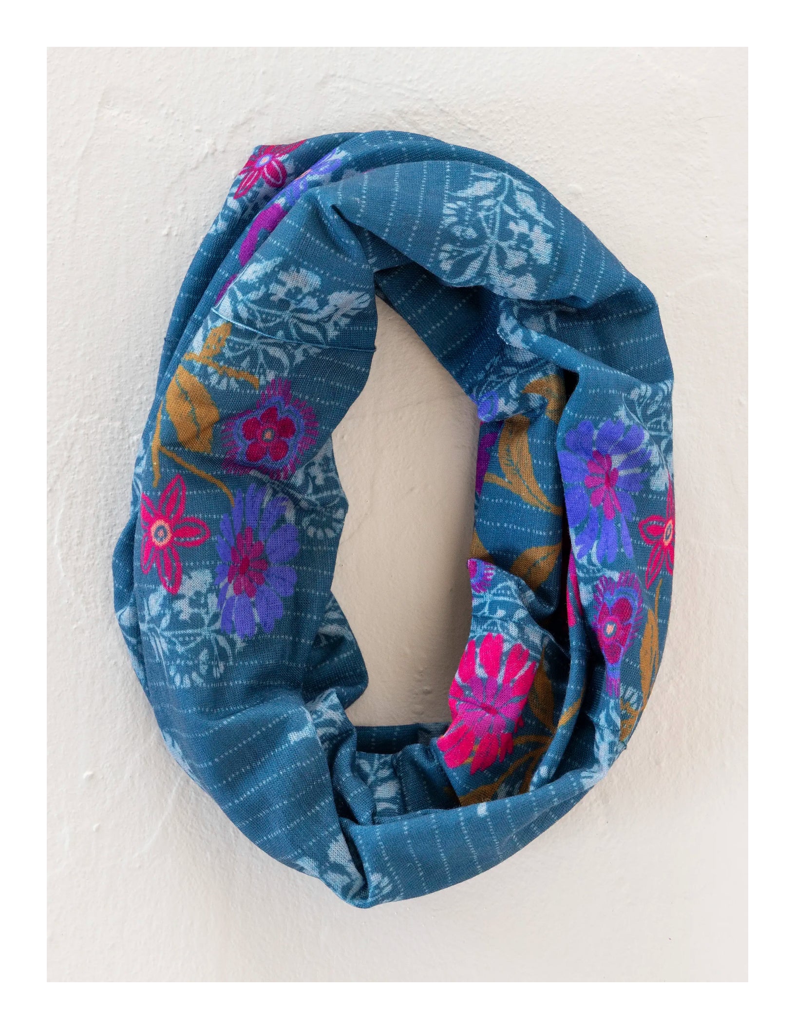 Brede blauwe haarshawl met roze bloemen