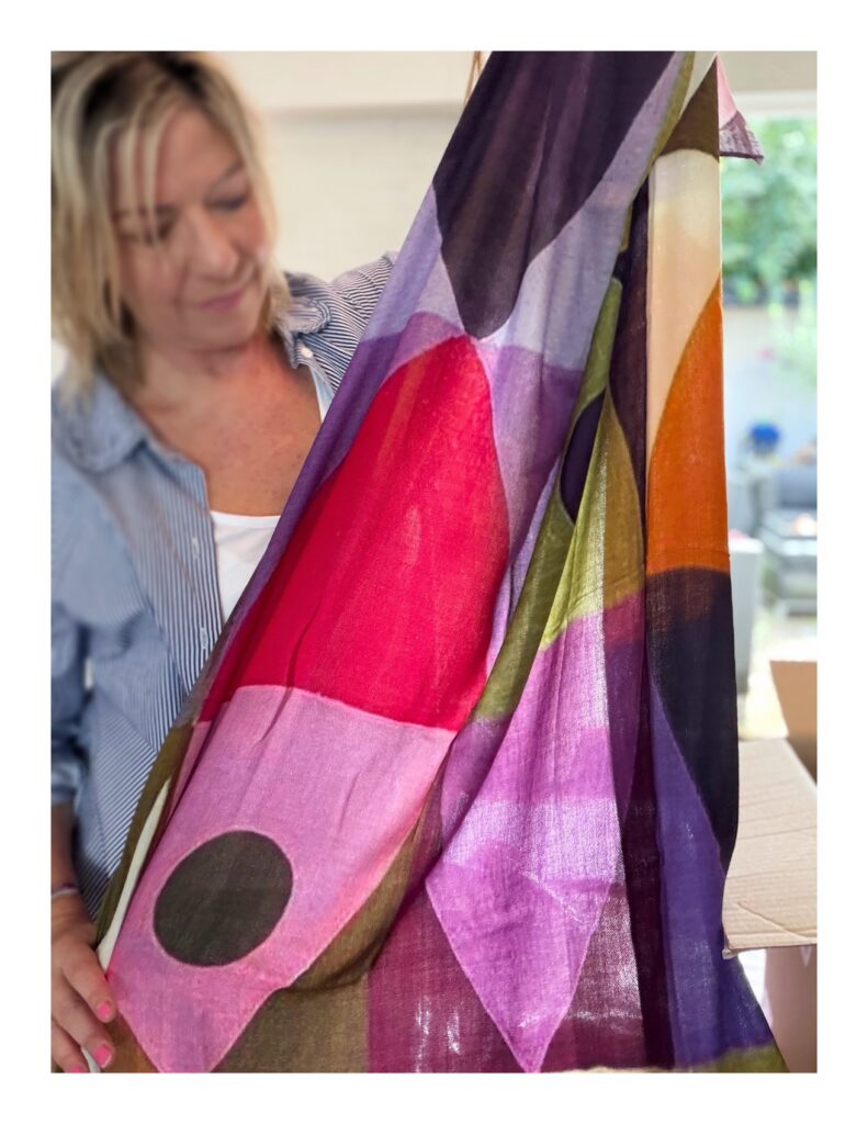 Kleurrijke omslagdoek van wol en zijde in abstract design
