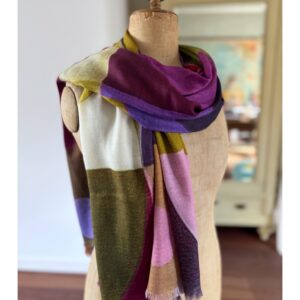 Kleurrijke omslagdoek van wol en zijde in abstract design